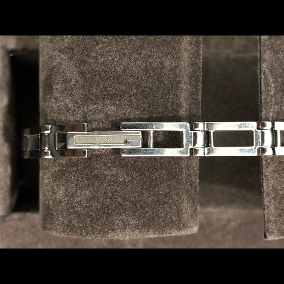 Gucci Diamond & Mother of Pearl Watch 3900 series - Picture 6 of 8